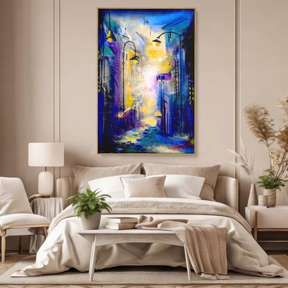 Tablou canvas cu pictura stradala cu iluminat nocturn, in rama de aluminiu auriu, pe perete intr-un dormitor